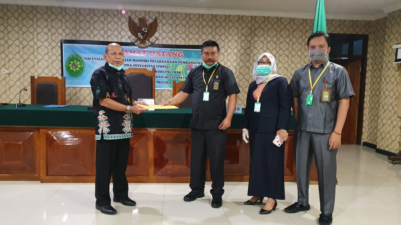 Penyerahan hasil Evaluasi (PMPZI)  oleh Ketua Tim Evaluasi Kolonel Tatang Nasifit, SH