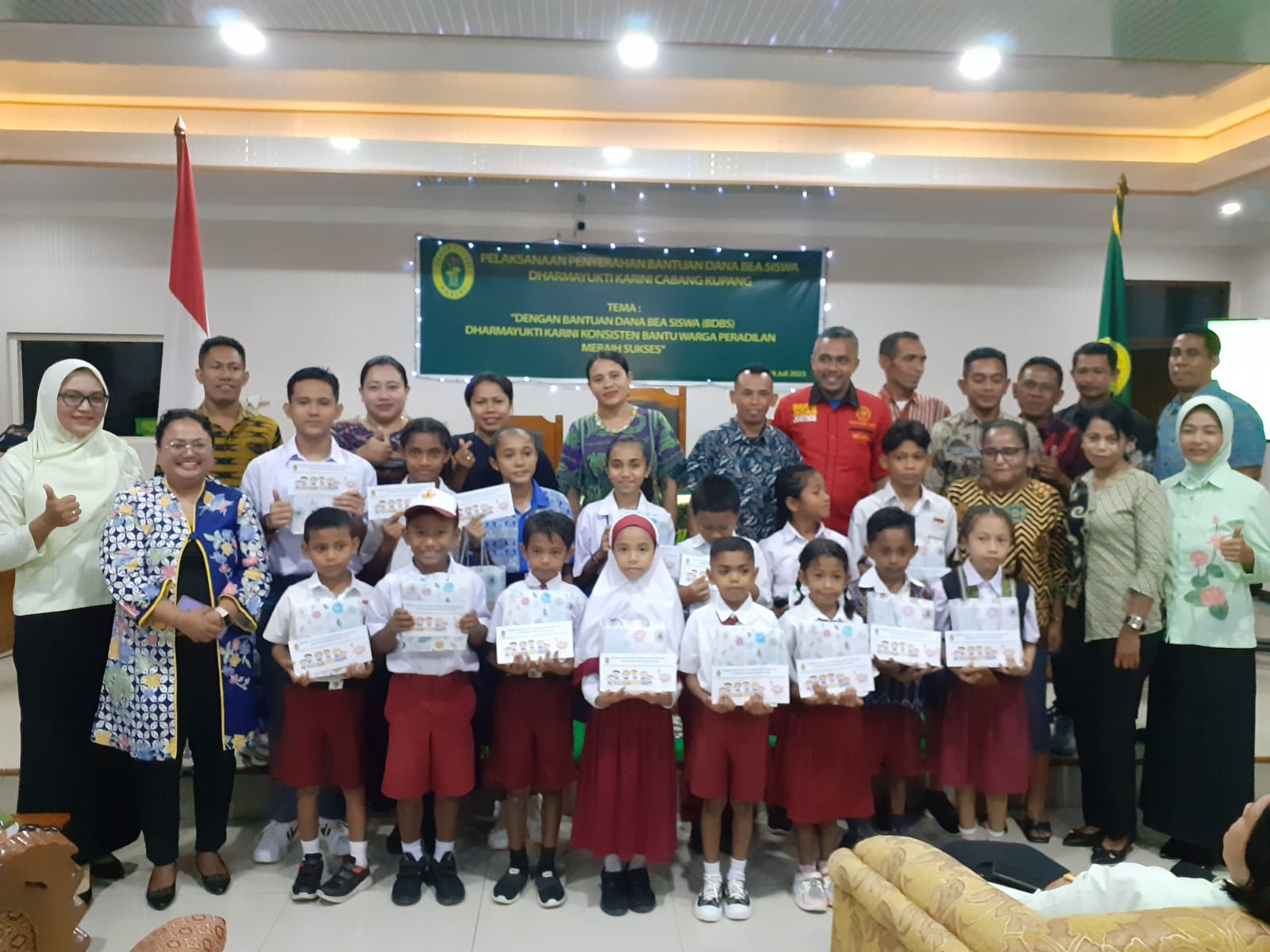Penyerahan Bantuan Dana Beasiswa (BDBS) dan Pertemuan Rutin Dharmayukti Karini Cabang Kupang