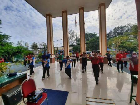 Untuk menjaga stamina tubuh yang sehat dalam melaksanakan TUPOKSI maka PTUN Kupang setiap hari Jumat pagi mengadakan olahraga pagi diantaranya jalan santai dan senam pagi