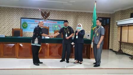 Setelah Penyampaian dan Penyerahan Hasil evaluasi, Ketua PTUN Kupang(Bpk. Setyobudi, SH..,MH) berjabat tangan dengan ketua Tim (Kolonel CHK Tatang Nasifit, SH) dan Tim Evaluasi PMPZI dari Badan Pengawas MA.RI. 