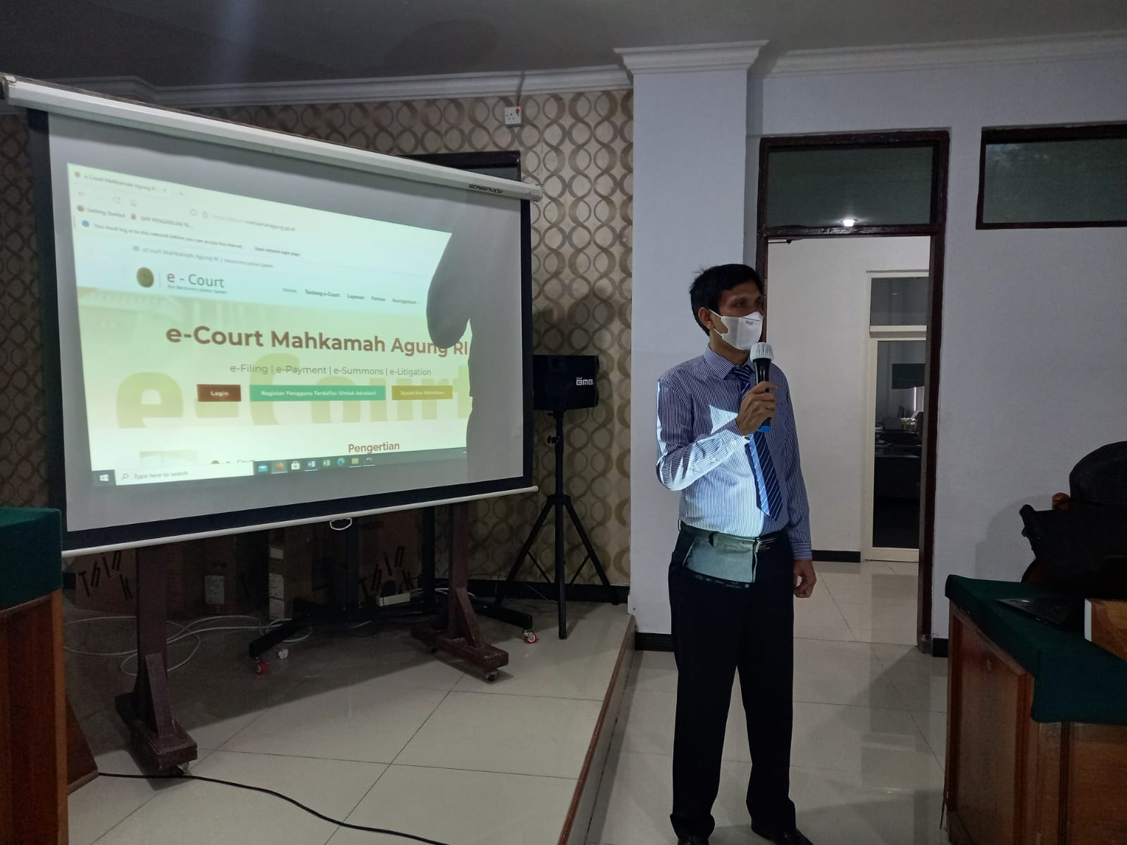 SOSIALISASI E-COURT KEPADA HAKIM, PANITERA, PANITERA PENGGANTI DAN JURUSITA PENGGANTI PADA PENGADILAN TATA USAHA NEGARA KUPANG